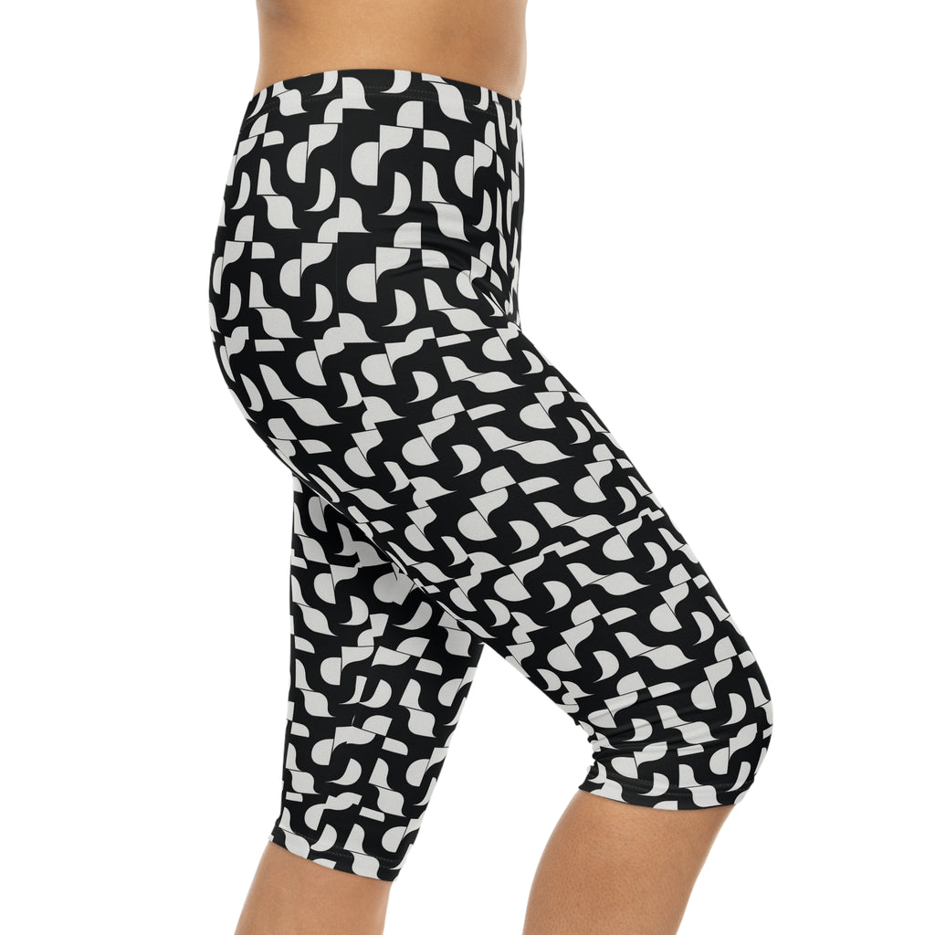 Black White Geometric Pattern Capri Leggings | Retro Tile Print